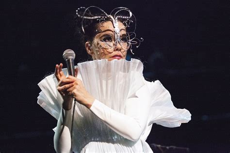 Le Concert Scintillant de Björk : Un Voyage Psychédélique à Travers les Sons et la Lumière!