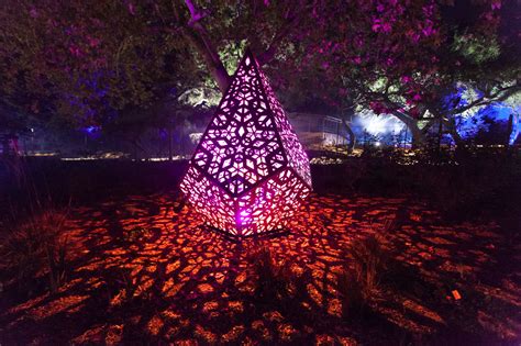 Festival des Lumières: Une Nuit Enchantée avec le Charme Irrésistible de Rosalía!